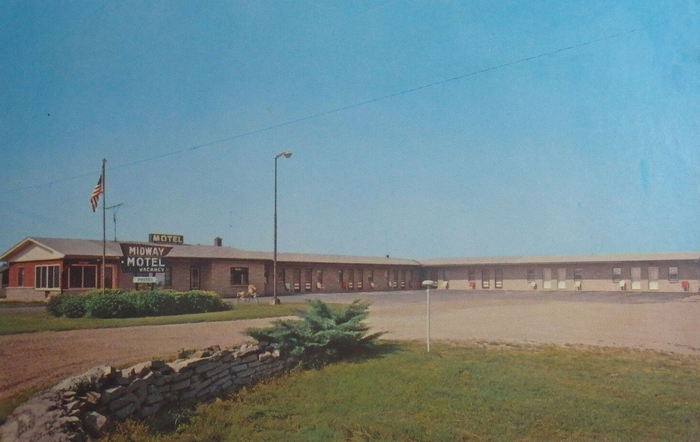 Midway Motel (Mid-Way Motel) - Vintage Postcard